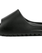 Schwarze Yeezy-Slides