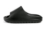 Schwarze Yeezy-Slides