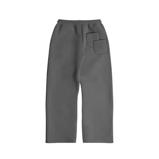 Der Saint Alexander Trainingsanzug ist ein beliebtes Set aus luftigem, flauschigem Kapuzenpullover und trendiger Herrenhose.