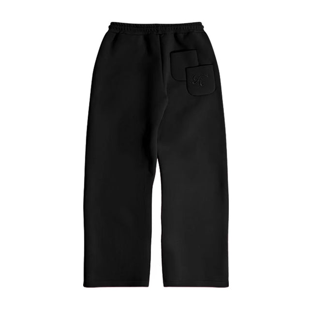 Der Saint Alexander Trainingsanzug ist ein beliebtes Set aus luftigem, flauschigem Kapuzenpullover und trendiger Herrenhose.