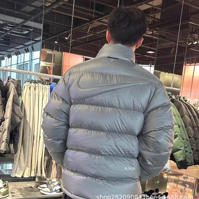 Die neue Winterjacke aus der Nocta-Serie mit kleinem Haken, in Zusammenarbeit mit Wang Yibo entstanden, ist eine lässige, lockere Daunenjacke für Paare.