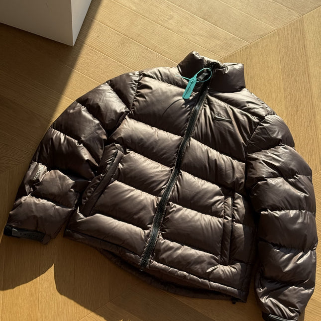 Die neue Winterjacke aus der Nocta-Serie mit kleinem Haken, in Zusammenarbeit mit Wang Yibo entstanden, ist eine lässige, lockere Daunenjacke für Paare.