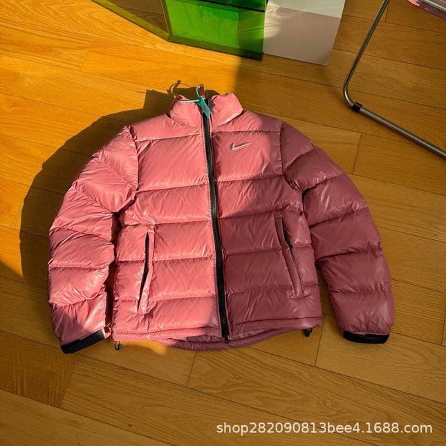 Die neue Winterjacke aus der Nocta-Serie mit kleinem Haken, in Zusammenarbeit mit Wang Yibo entstanden, ist eine lässige, lockere Daunenjacke für Paare.