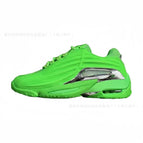 The duck shoes of the rhyme male are fluorescent green