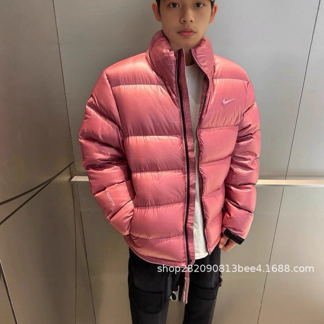 Die neue Winterjacke aus der Nocta-Serie mit kleinem Haken, in Zusammenarbeit mit Wang Yibo entstanden, ist eine lässige, lockere Daunenjacke für Paare.